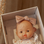 PAOLA REINA | Bébé Gordis - Rose avec chandail fleuris, pantalon et boucle