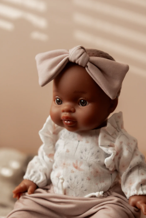 PAOLA REINA | Bébé Gordis - Ruby avec chandail fleuris, pantalon et boucle