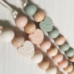 CRÉATION JADE | Attache-Suce en Bois - Amour éternel - Sauge