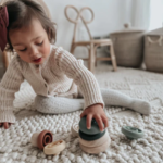 NOÜKA | Tour de sable empilable en bois et silicone - Foncé