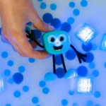 GLO PALS | Personnage Lumineux avec Cubes - Blair - Bleu