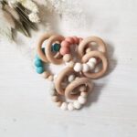 CRÉATION JADE | Hochet Minimaliste - Crème & Rose ancien picoté