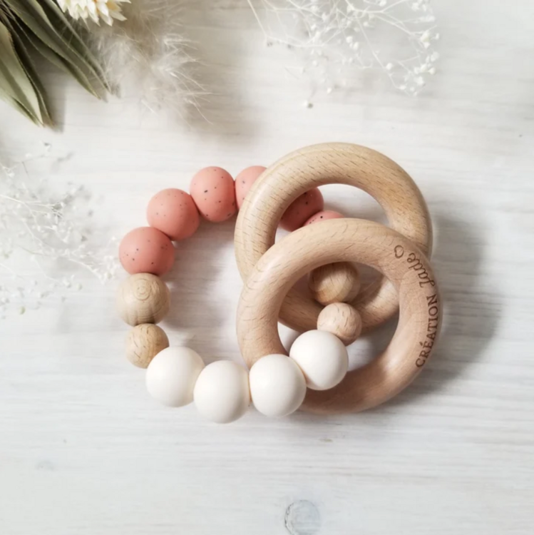 CRÉATION JADE | Hochet Minimaliste - Crème & Rose ancien picoté