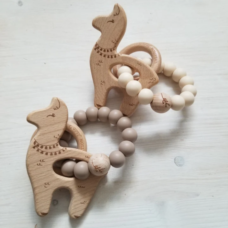 Création Jade | Hochet Lama - Feuille d'eucalyptus - cappucino