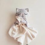 VEILLE SUR TOI | Doudou Chat - Ferguson endormi
