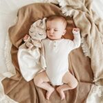 VEILLE SUR TOI | Doudou Lapin Avoine - Marcel endormi