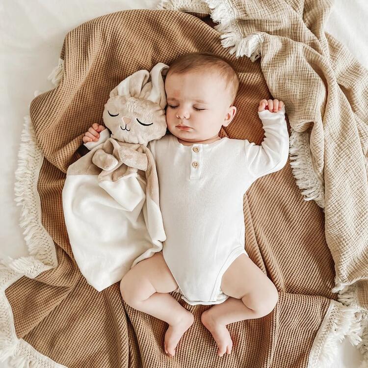VEILLE SUR TOI | Doudou Lapin Avoine - Marcel endormi