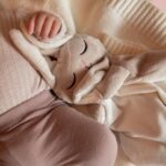 VEILLE SUR TOI | Doudou Lapin Avoine - Marcel endormi