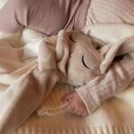 VEILLE SUR TOI | Doudou Lapin Avoine - Marcel endormi