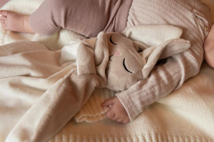 VEILLE SUR TOI | Doudou Lapin Avoine - Marcel endormi