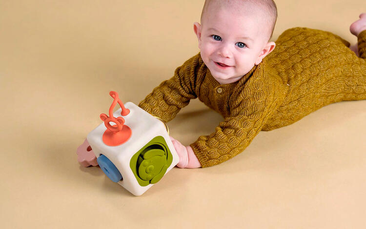 TAF TOYS | Cube en Silicone - Peek & Play