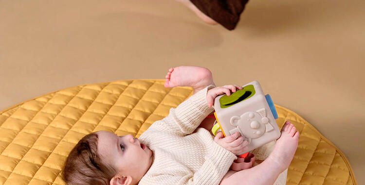 TAF TOYS | Cube en Silicone - Peek & Play