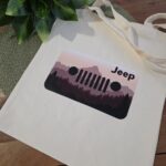 XPLOR DESIGN | Sac réutilisable - Logo Jeep - Montagnes dégradées bourgogne