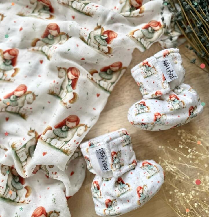 BÉBÉ Ô CHAUD | Pantoufles à velcro – Amour équestre (0-3 mois)