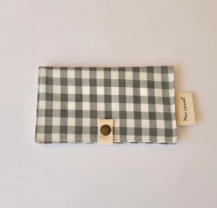 SAUGE & CO | Protège Carnet de Santé ou Passeport - Gingham sauge